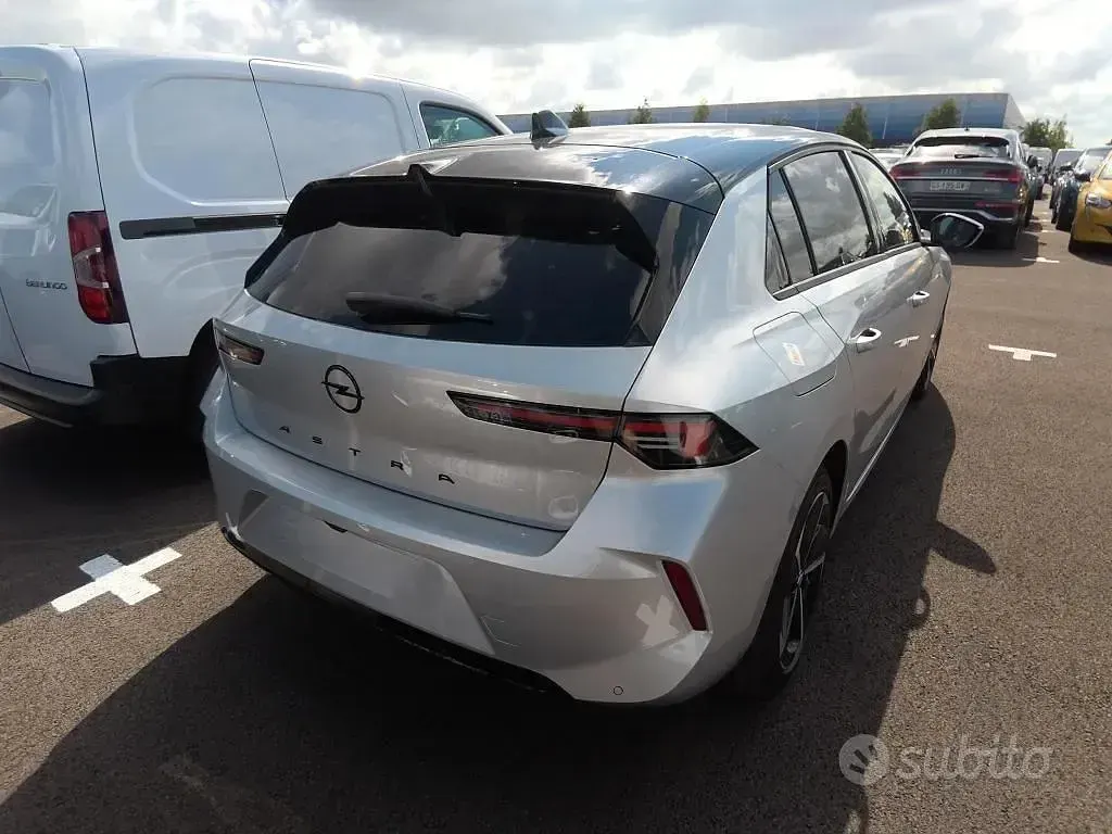 Usata Opel Astra S 131 CV (96 kW) 2024 Vari colori Berlina