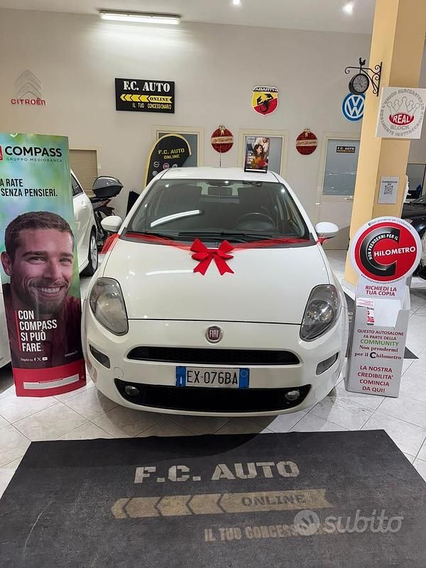 Bianco Usata 2014 Fiat Punto Lounge Tre volumi | 4690 € (Buon prezzo) - Immagine 1/4