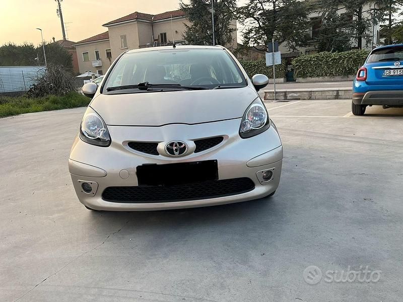 Usata Toyota Aygo Sol 68 CV (50 kW) 2010 Beige Utilitaria
