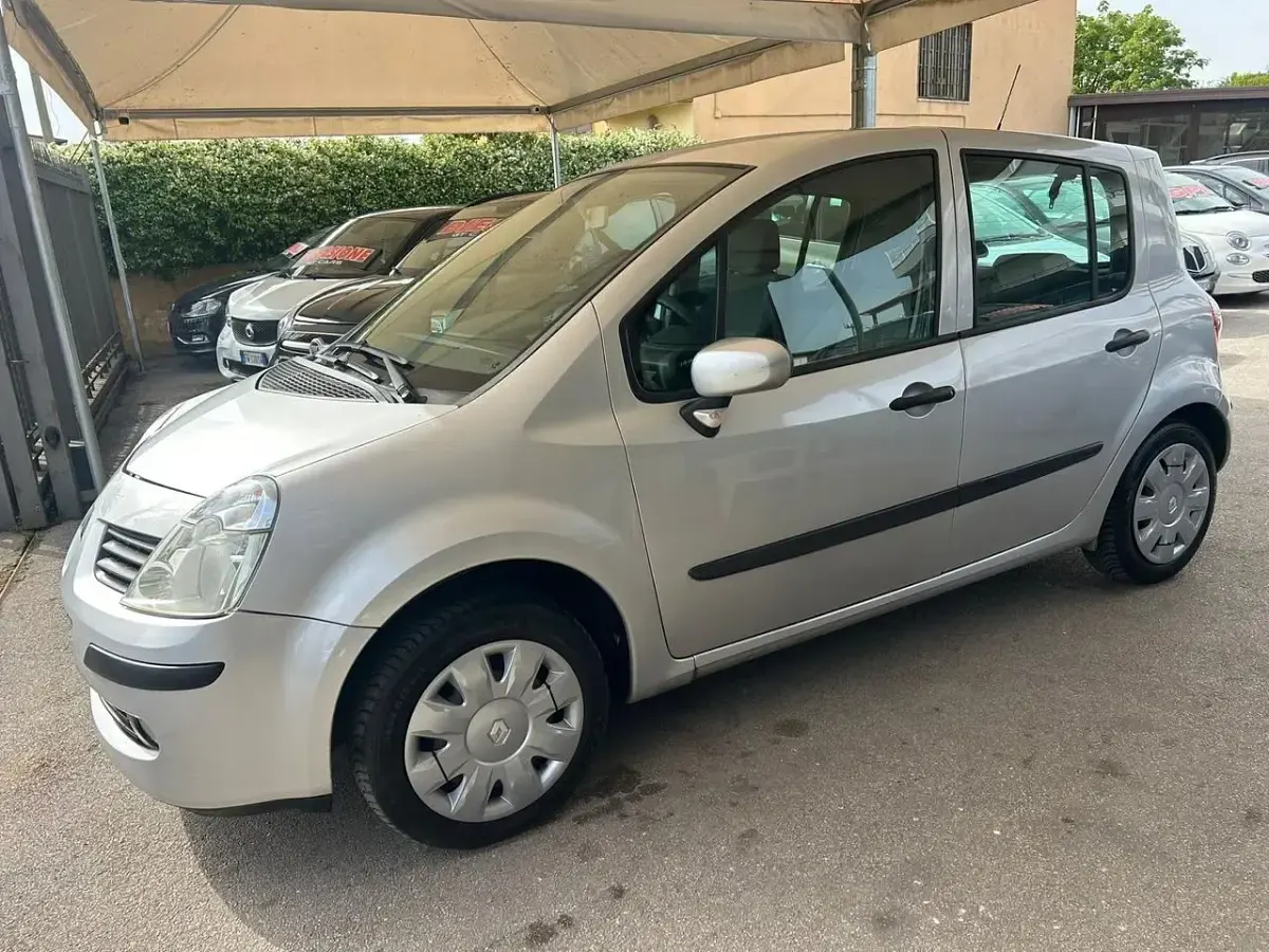 Käytetty Renault Modus Dynamique 75 HP (55 kW) 2008 Hopea Tila-auto
