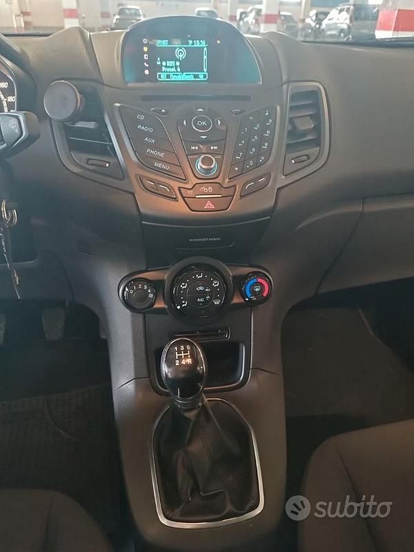 Usata Ford Fiesta 75 CV (55 kW) 2015 Blu/azzurro Utilitaria