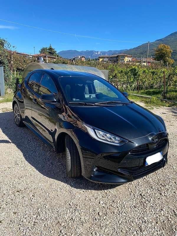 Usata 2024 Toyota Yaris Hybrid Lounge Tre volumi | 23.000 € (Ottimo prezzo) - Immagine 1/4