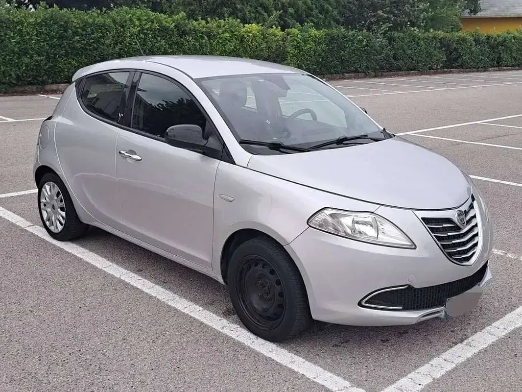 Usata Lancia Ypsilon S 69 CV (50 kW) 2013 Argento Utilitaria