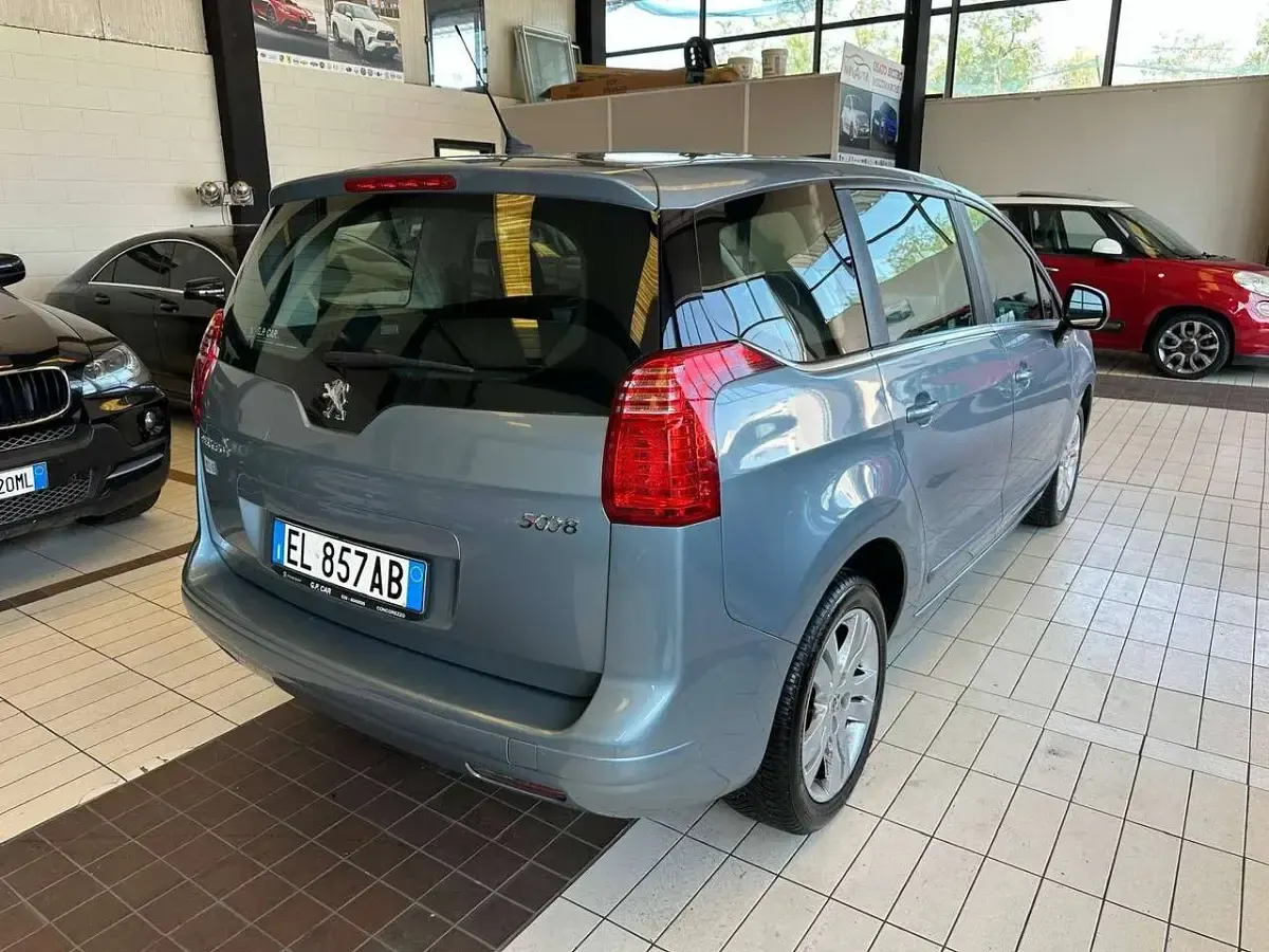 Usata Peugeot 5008 Active 111 CV (81 kW) 2012 Blu/azzurro Monovolume