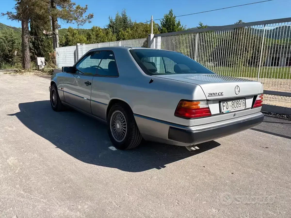 Usata Mercedes E300 188 CV (138 kW) 1989 Grigio Coupé