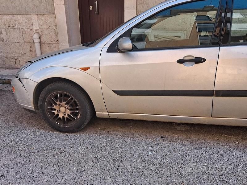 Usata Ford Focus 100 CV (73 kW) 1999 Grigio Station wagon