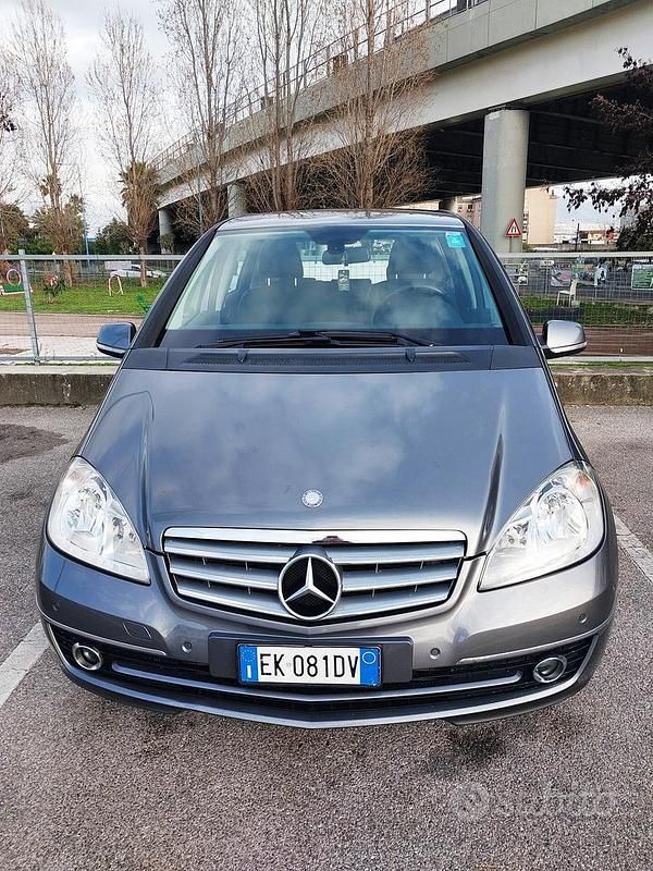 Usata Mercedes A180 Elegance 108 CV (79 kW) 2011 Grigio Berlina