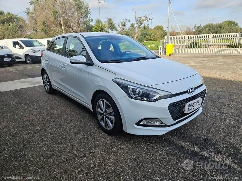 Usata Hyundai i20 Comfort 84 CV (61 kW) 2015 Bianco Berlina