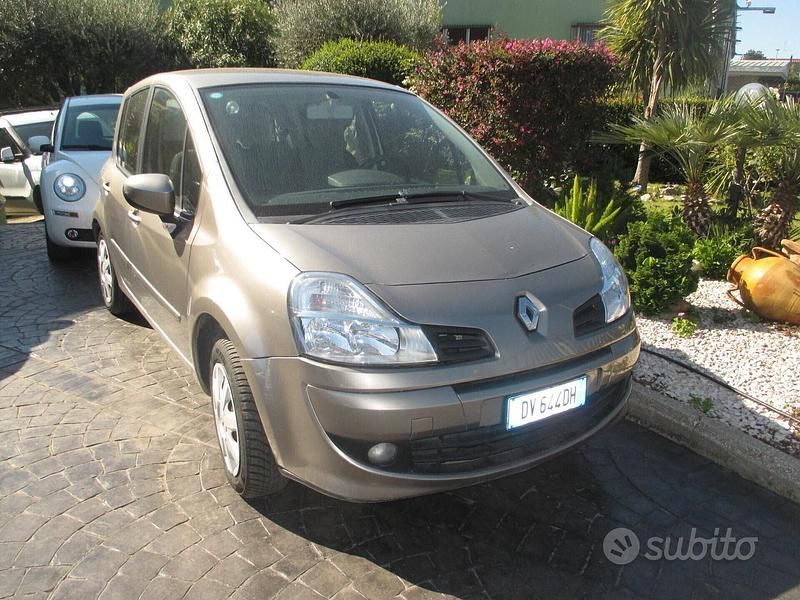 Käytetty Renault Modus Dynamique 75 HP (55 kW) 2008 Harmaa Tila-auto