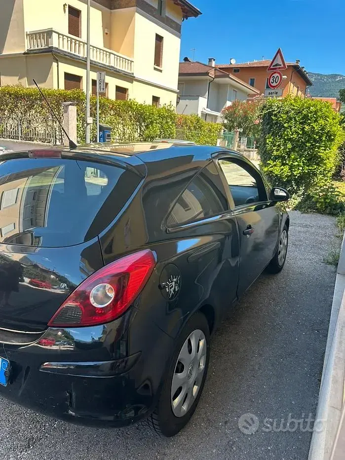 Usata Opel Corsa 80 CV (58 kW) 2010 Nero Utilitaria