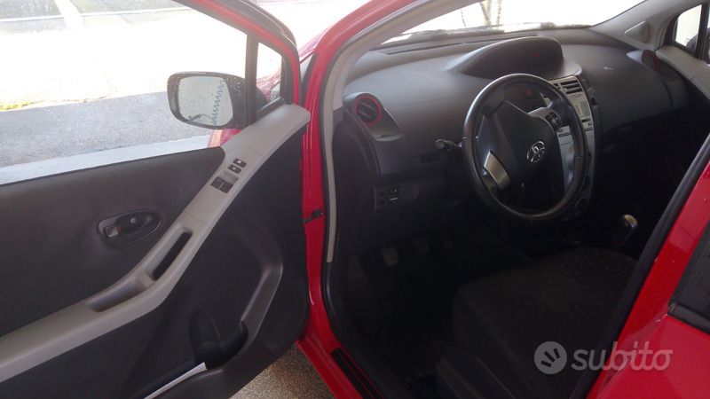 Usata Toyota Yaris 69 CV (50 kW) 2009 Rosso Utilitaria