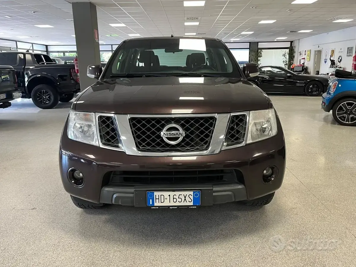 Usata Nissan Navara 190 CV (139 kW) 2014 Marrone Pick-up