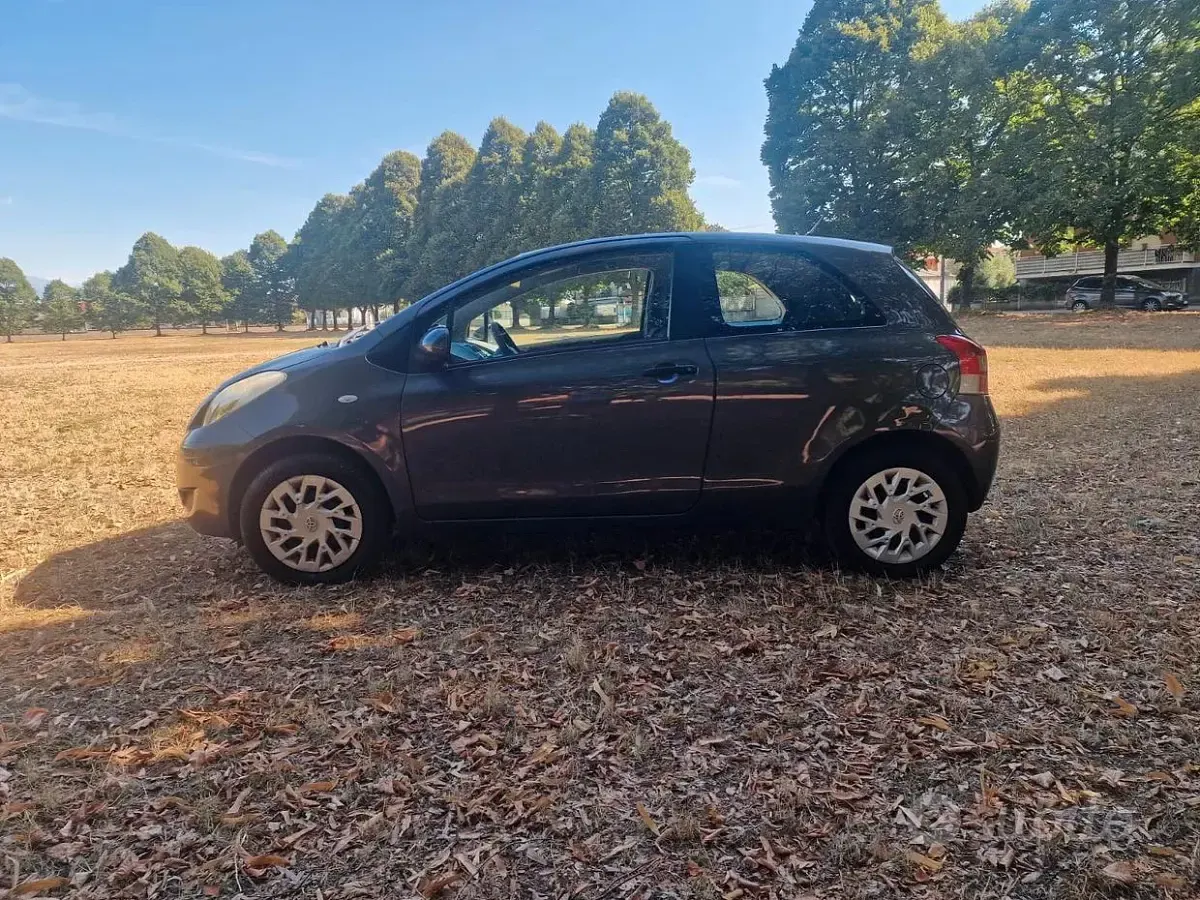 Usata Toyota Yaris 69 CV (50 kW) 2010 Grigio Utilitaria
