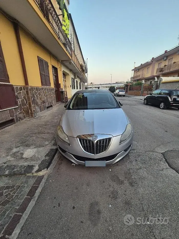 Usata Lancia Delta 120 CV (88 kW) 2010 Grigio Utilitaria