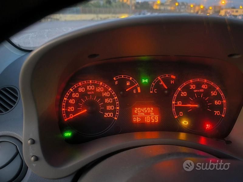 Usata Fiat Panda 60 CV (44 kW) 2004 Rosso Utilitaria