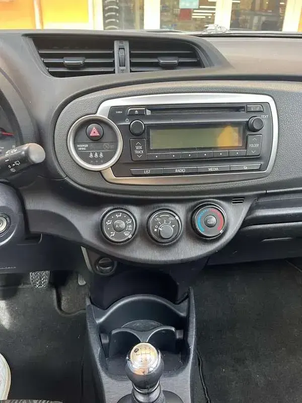 Usata Toyota Yaris Lounge 90 CV (66 kW) 2012 Bianco Utilitaria
