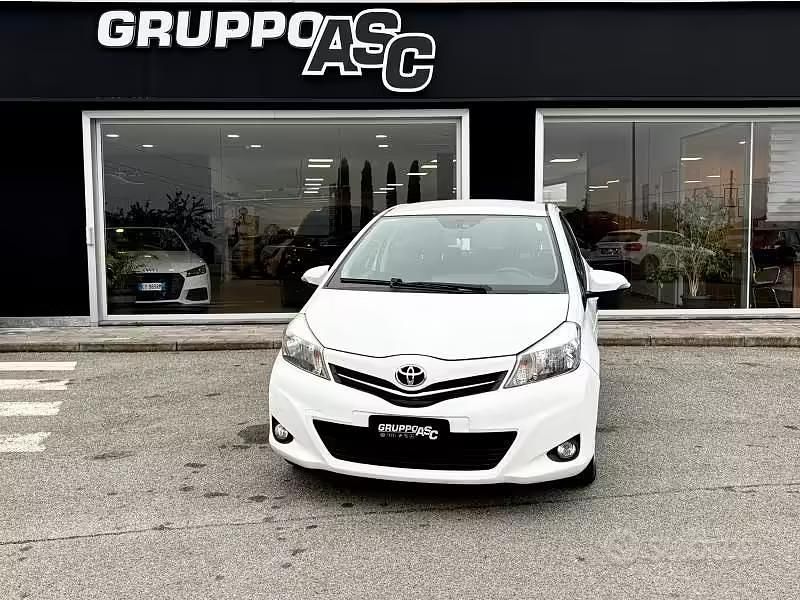 Usata Toyota Yaris 69 CV (50 kW) 2013 Bianco Utilitaria