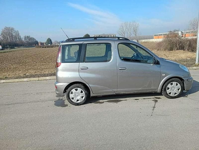 Usata Toyota Yaris Verso Sol 75 CV (55 kW) 2004 Argento Monovolume