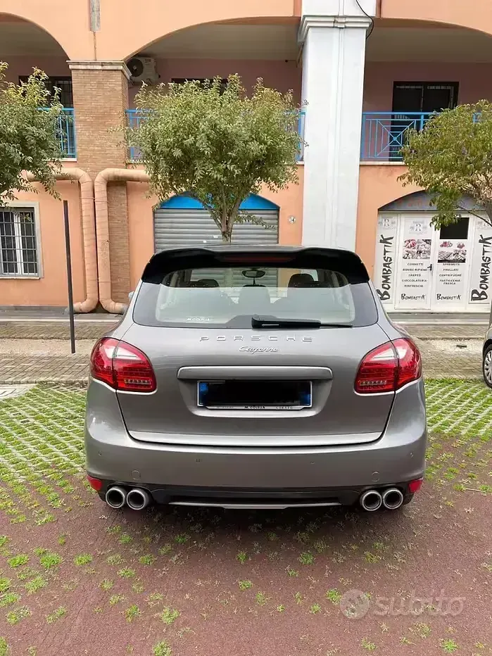 Usata Porsche Cayenne 245 CV (180 kW) 2011 Grigio SUV