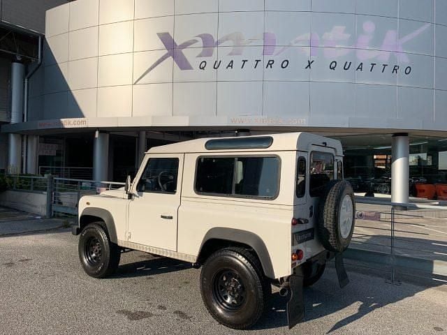 Usata Land Rover Defender 122 CV (89 kW) 2008 Bianco pastello SUV