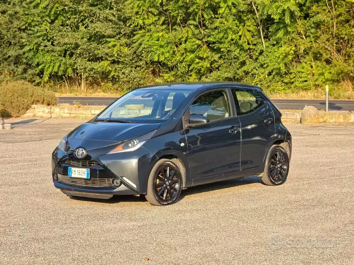 Usata Toyota Aygo X-play 69 CV (50 kW) 2017 Grigio Utilitaria