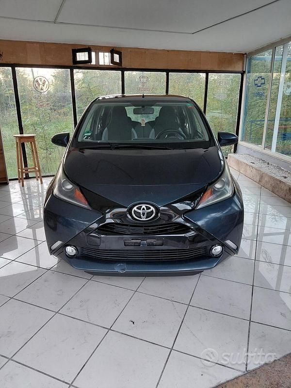 Grigio Usata 2015 Toyota Aygo X-clusiv Due volumi | 6300 € (Ottimo prezzo) - Immagine 1/4