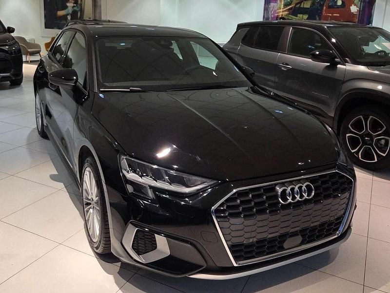 Nero Usata 2022 Audi A3 Advanced Tre volumi | 24.900 € (Buon prezzo) - Immagine 1/4