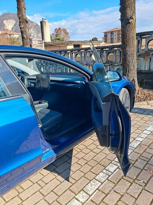 Usata Tesla Model 3 RWD 208 kW (283 CV) 2024 Blu Berlina