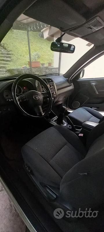 Usata Toyota RAV4 128 CV (94 kW) 2005 Grigio SUV