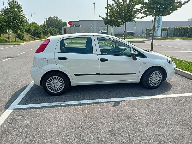 Usata Fiat Punto Lounge 95 CV (69 kW) 2017 Bianco Utilitaria