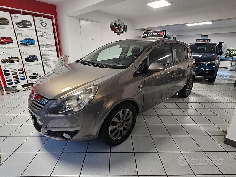 Usata Opel Corsa 85 CV (62 kW) 2011 Marrone Berlina