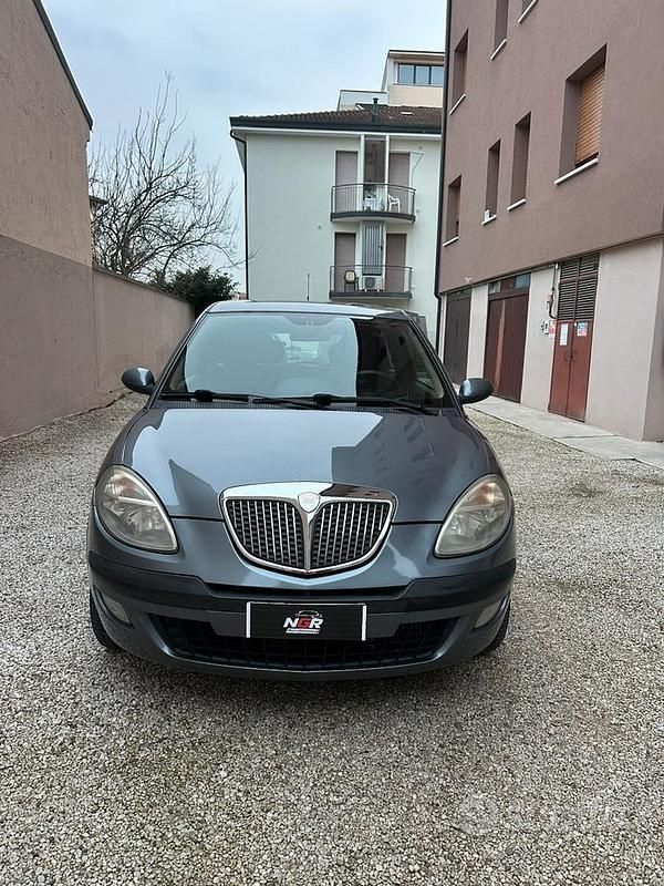 Usata Lancia Ypsilon 70 CV (51 kW) 2006 Grigio Utilitaria