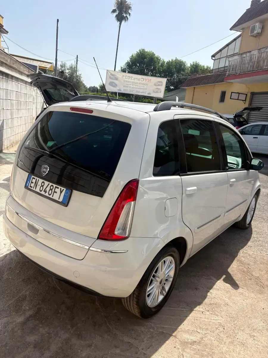 Usata Lancia Musa 95 CV (69 kW) 2012 Bianco Monovolume