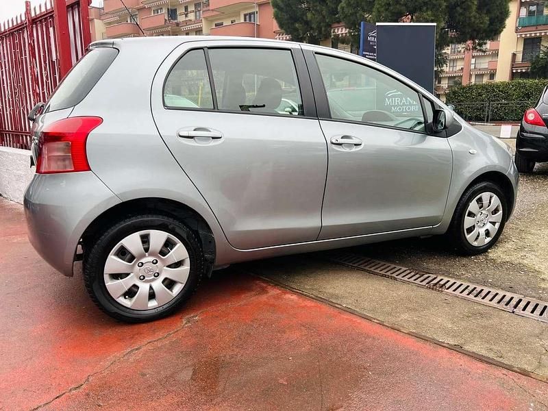 Usata Toyota Yaris Sol 69 CV (50 kW) 2006 Argento Berlina