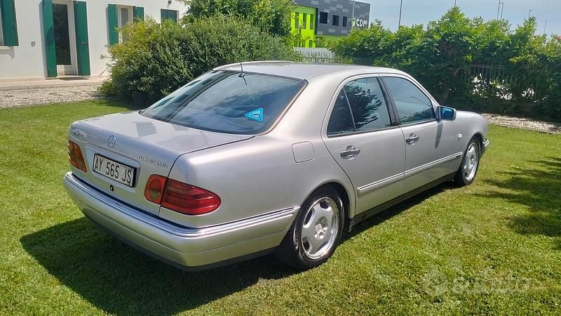 Usata Mercedes 250 113 CV (83 kW) 1998 Grigio Berlina