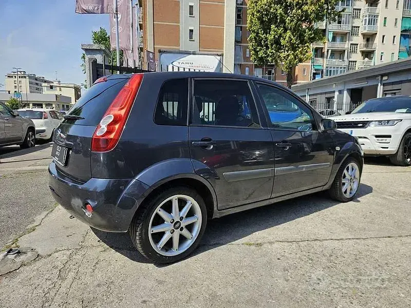 Usata Ford Fiesta Ghia 80 CV (58 kW) 2006 Grigio Utilitaria