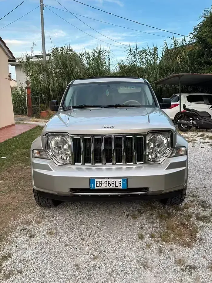 Usata Jeep Cherokee 200 CV (147 kW) 2010 Grigio SUV
