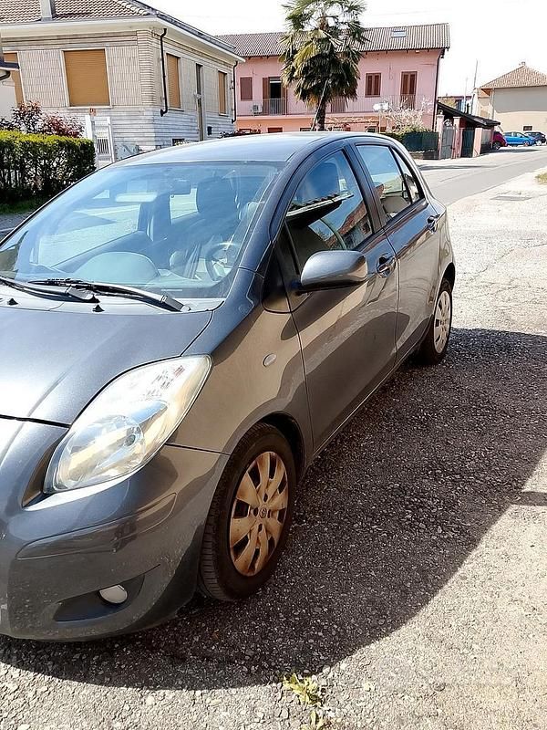 Usata Toyota Yaris 90 CV (66 kW) 2009 Grigio Utilitaria