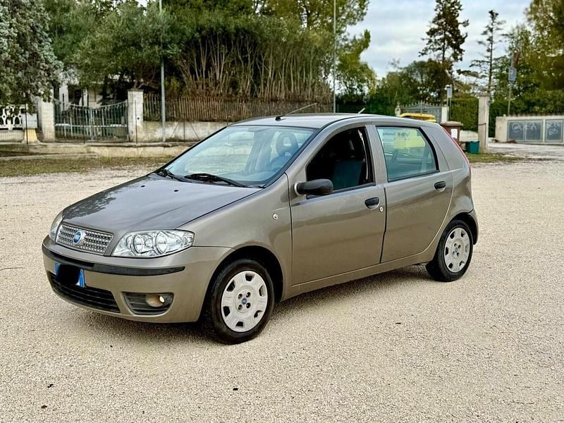 Grigio Usata 2008 Fiat Punto Tre volumi | 3000 € (Cara) - Immagine 1/4