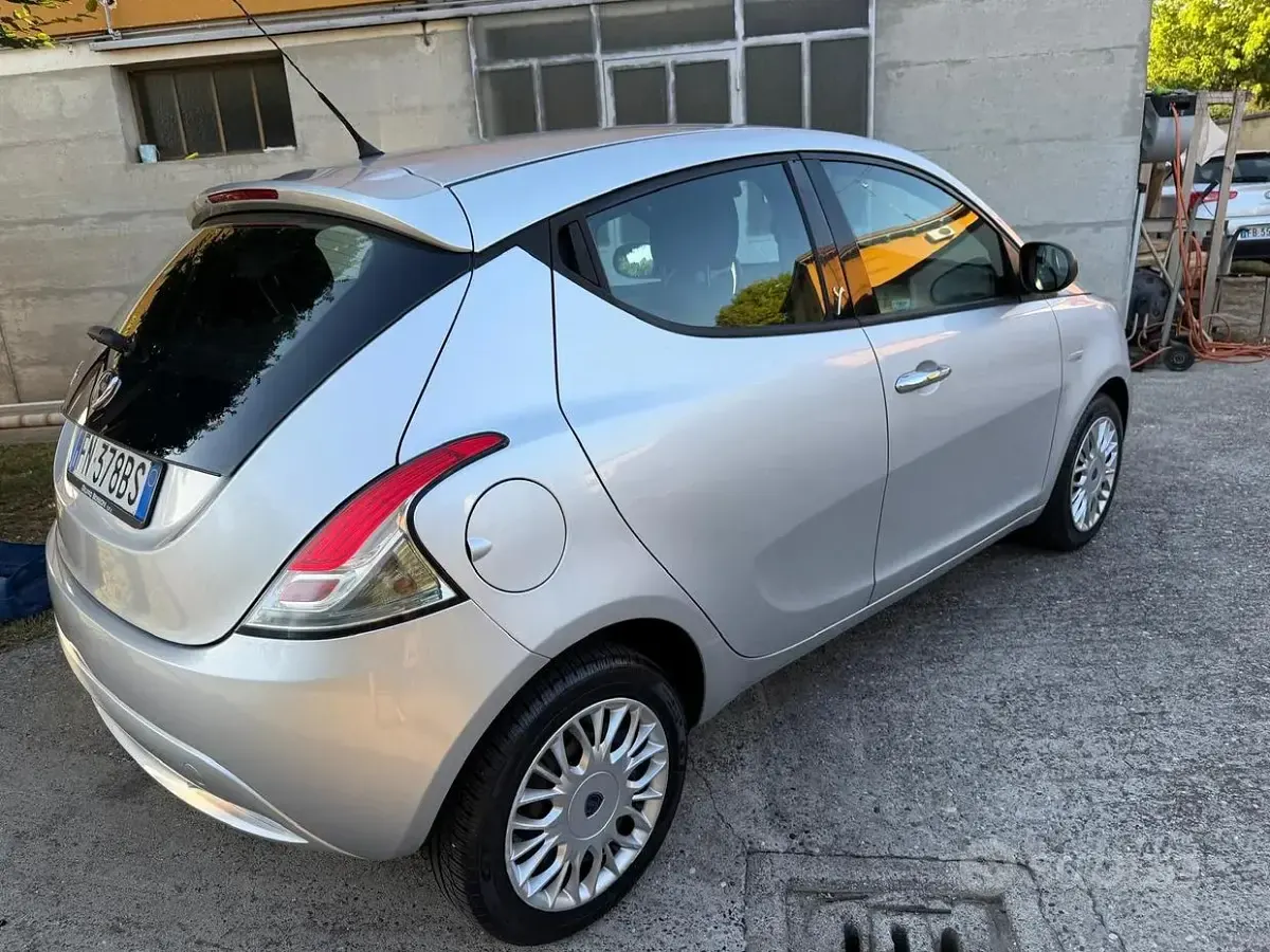 Usata Lancia Ypsilon 69 CV (50 kW) 2018 Grigio Utilitaria