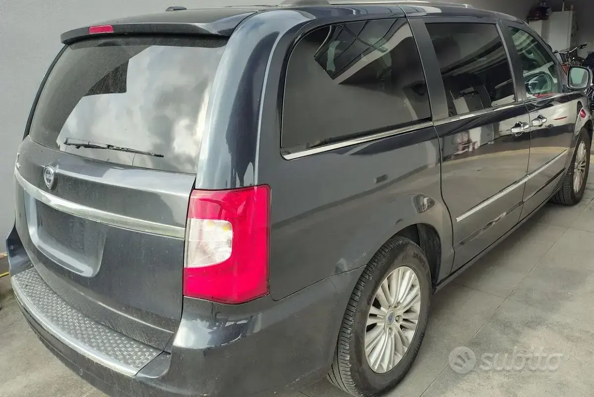 Usata Lancia Voyager Platinum 163 CV (119 kW) 2013 Blu Monovolume