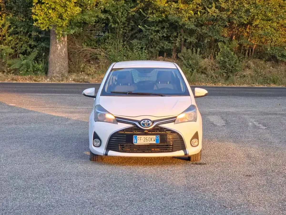 Usata Toyota Yaris Hybrid Active 73 CV (53 kW) 2016 Bianco Berlina