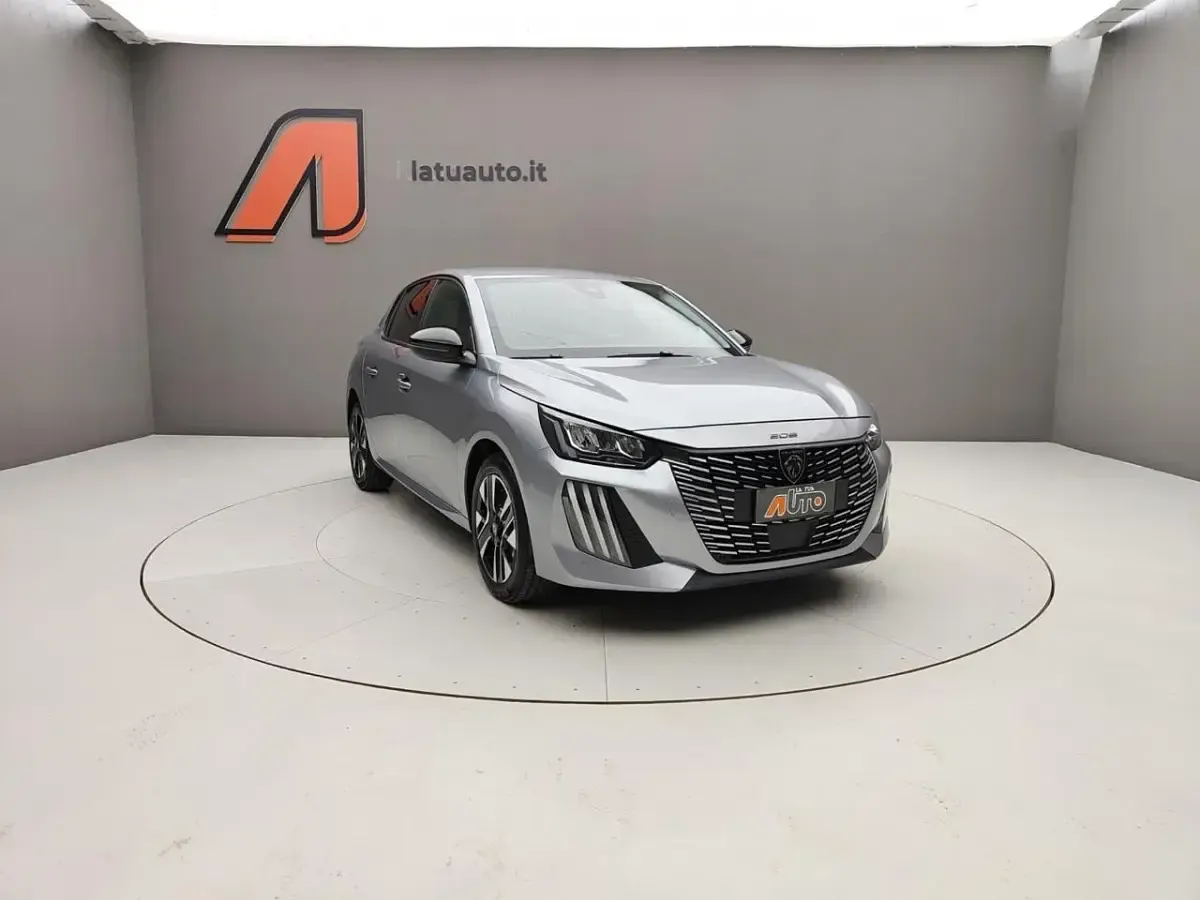 Usata Peugeot 208 Allure 101 CV (74 kW) 2025 Grigio Utilitaria