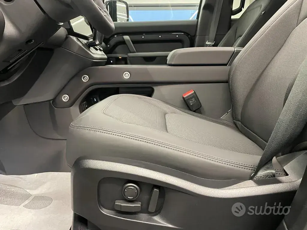Nuova Land Rover Defender SE Dynamic 200 CV (147 kW) 2026 Beige SUV