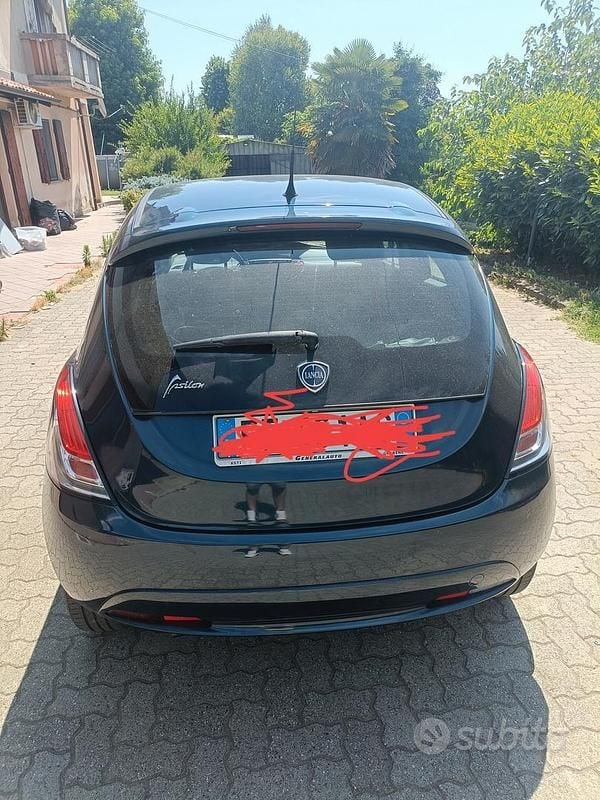 Usata Lancia Ypsilon 69 CV (50 kW) 2016 Blu Utilitaria