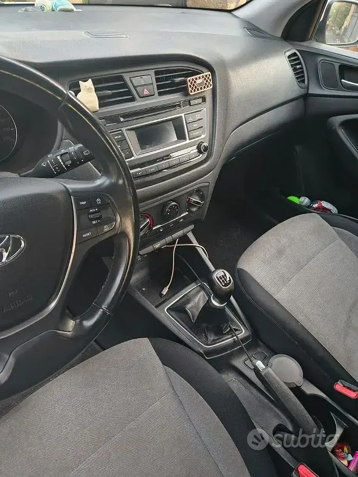 Usata Hyundai i20 84 CV (61 kW) 2015 Bianco Berlina