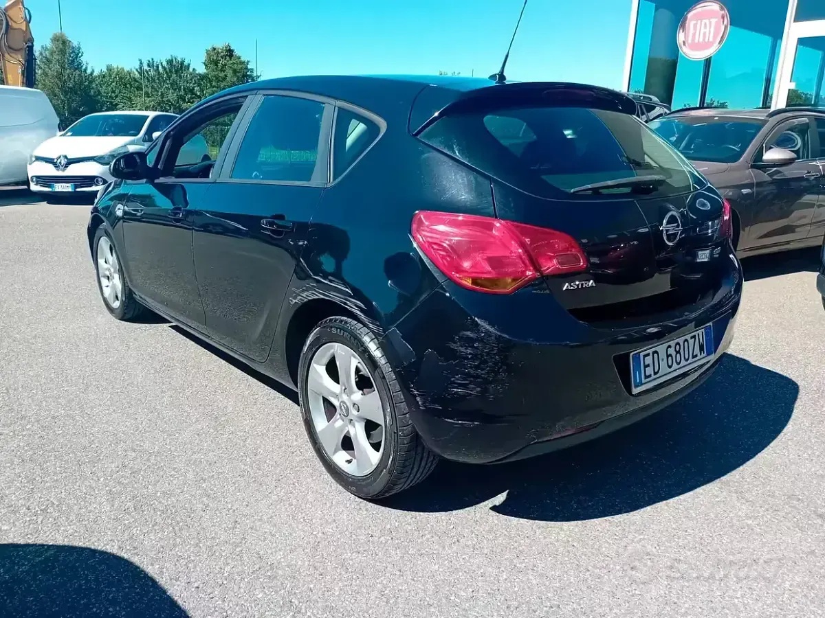 Usata Opel Astra Cosmo 110 CV (80 kW) 2011 Nero Berlina