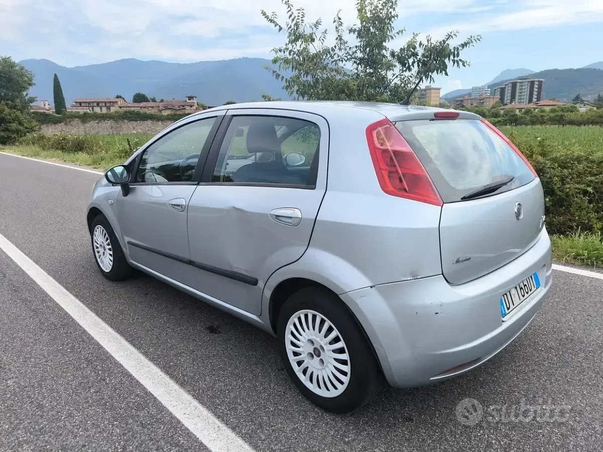 Usata Fiat Grande Punto Dynamic 65 CV (47 kW) 2009 Grigio Utilitaria