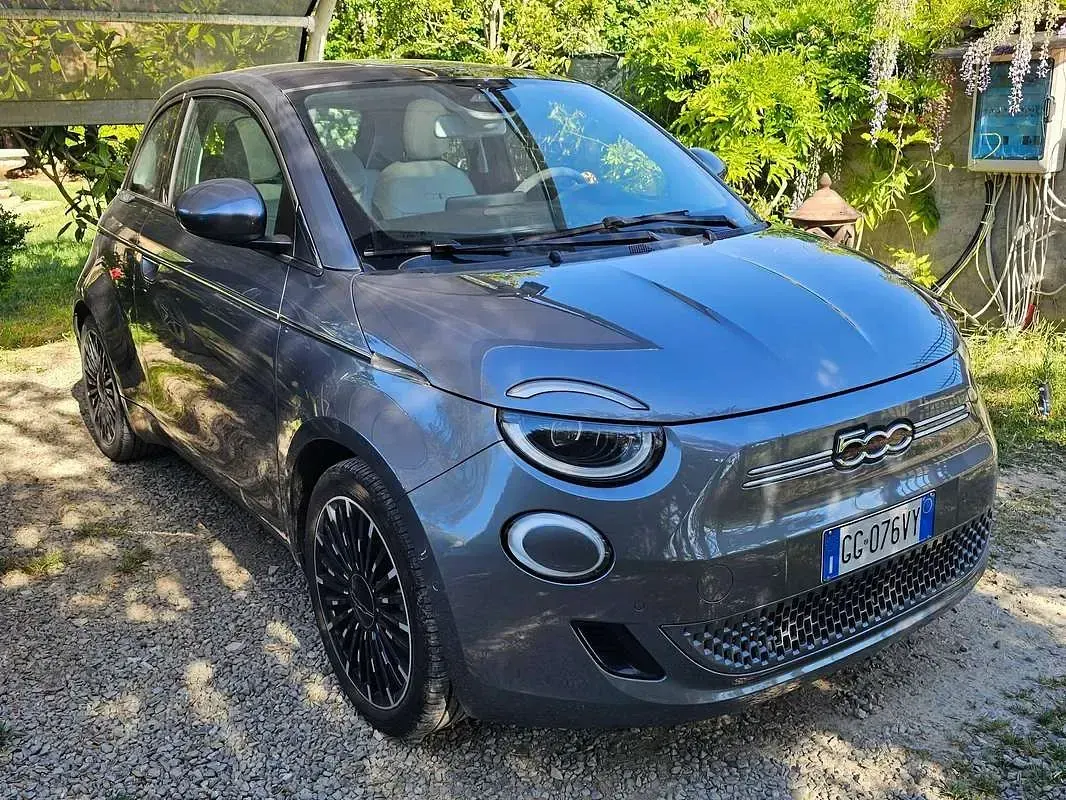 Usata Fiat 500e La Prima 86 kW (118 CV) 2022 Grigio Utilitaria