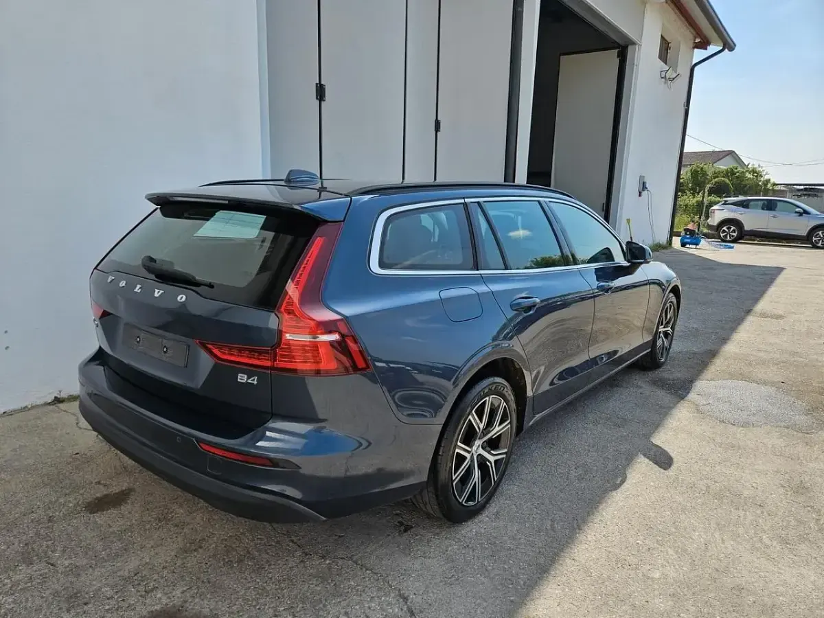 Usata Volvo V60 Core 197 CV (144 kW) 2023 Grigio Station wagon